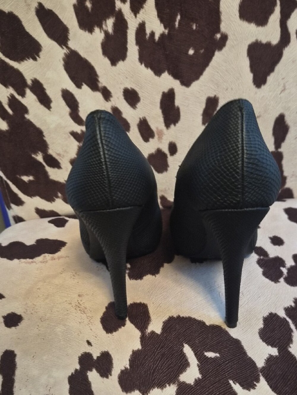 🖤Black Matte Snake Textured Platform Pump🖤 - Picture 4 of 7